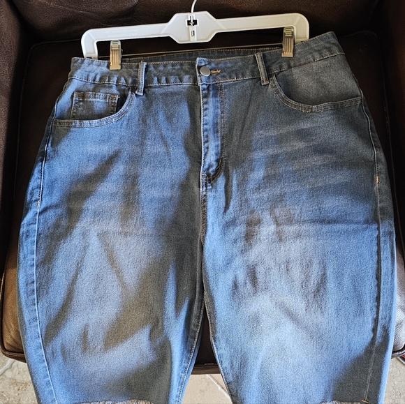 Never worn, New. 1 X Jean shorts with fringed cut off. Knee length. - Picture 5 of 7